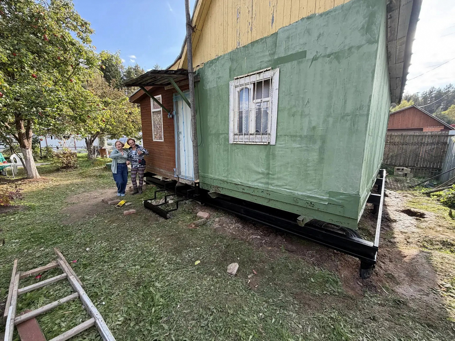 Заменили старый фундамент на сваи под дачным домом из двух строений 6х7м